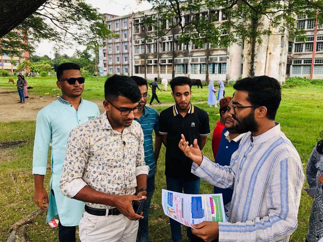 ডেঙ্গু সচেতনতা বৃদ্ধির লক্ষ্যে নোয়াখালী সরকারি কলেজ ছাত্রদলের উদ্যোগে শিক্ষার্থীদের মাঝে সচেতনতামূলক লিফলেট বিতরণ করা হয়েছে।